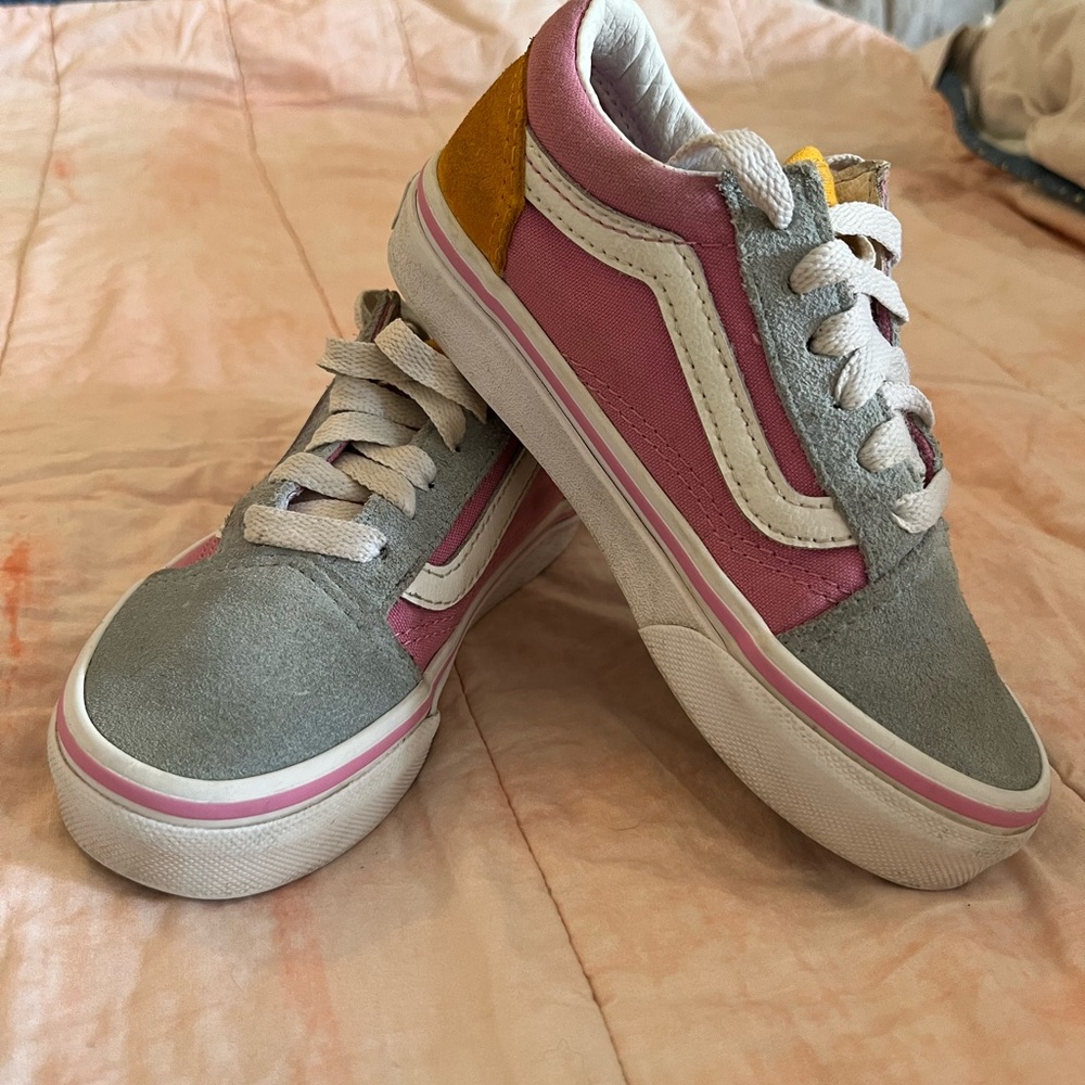 Girls “Old Skool” Vans Sneakers